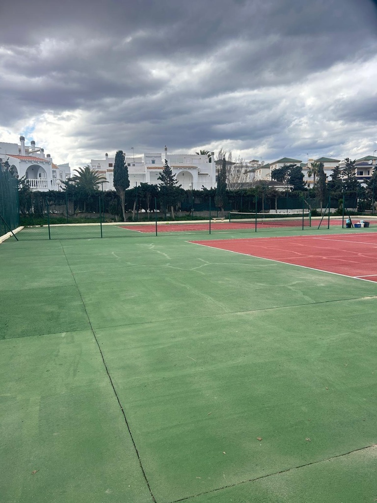 Objavte tento pôvabný prízemný bungalov nachádzajúci sa v žiadanej štvrti Torre La Mata v Torrevieja. Registrovaná cena