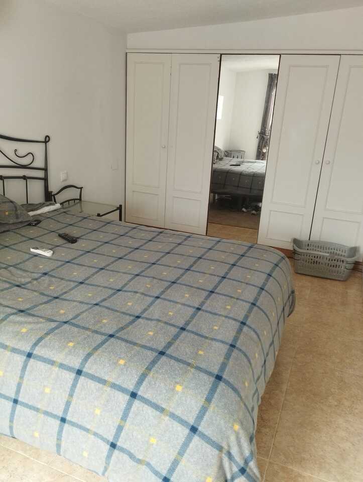Toto je očarujúca samostatne stojaca vila so 2 spálňami a vlastným bazénom v Lomas de Don Juan, Cabo Roig. Nachádza sa v