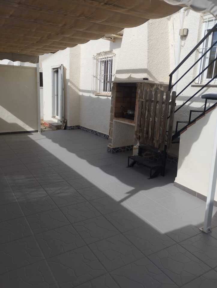 Toto je očarujúca samostatne stojaca vila so 2 spálňami a vlastným bazénom v Lomas de Don Juan, Cabo Roig. Nachádza sa v