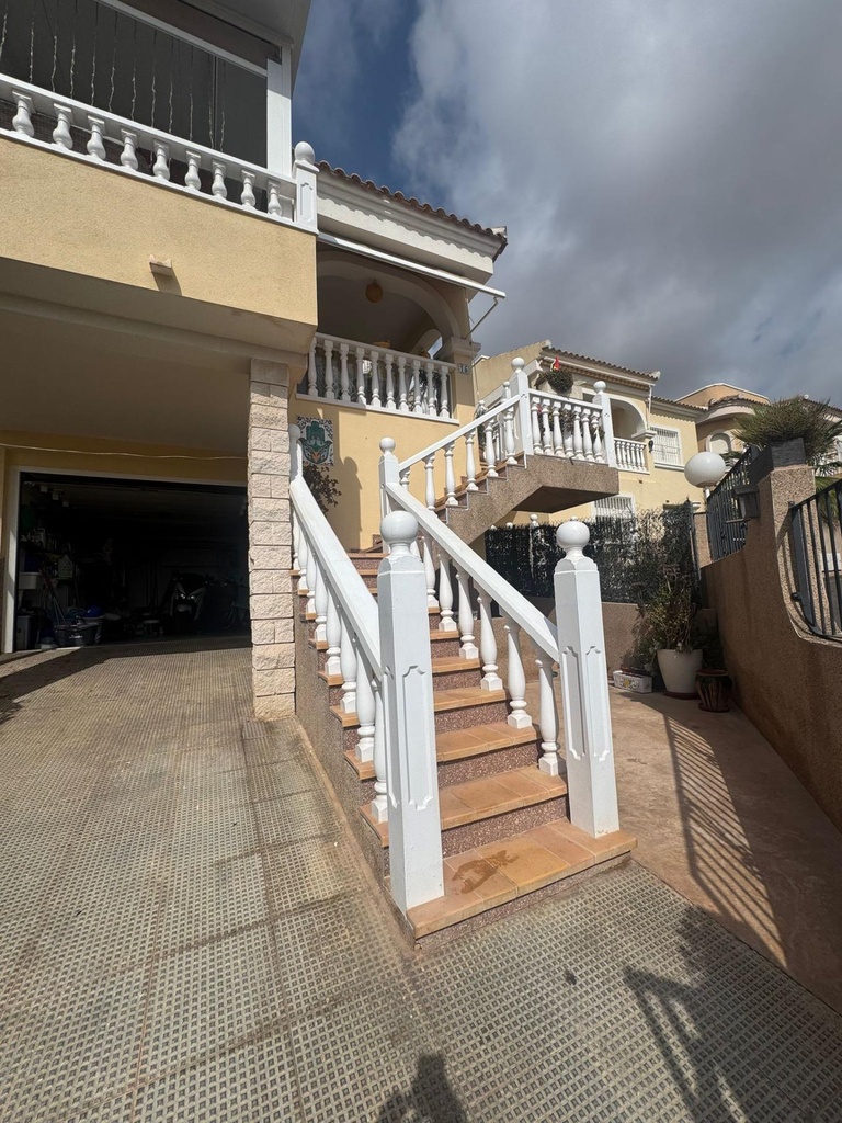 Objavte tento impozantný duplex v tichej oblasti La Marina, San Fulgencio. Cena atraktívnych 288 000 € a ponúka 92 m² ob