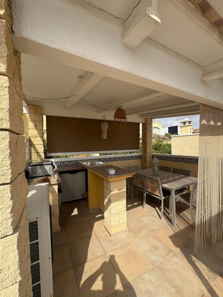 Objavte tento impozantný duplex v tichej oblasti La Marina, San Fulgencio. Cena atraktívnych 288 000 € a ponúka 92 m² ob