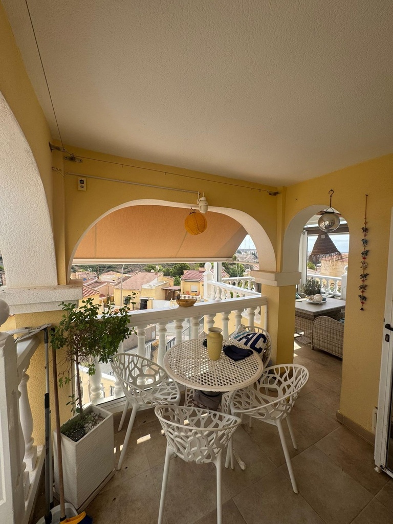 Objavte tento impozantný duplex v tichej oblasti La Marina, San Fulgencio. Cena atraktívnych 288 000 € a ponúka 92 m² ob