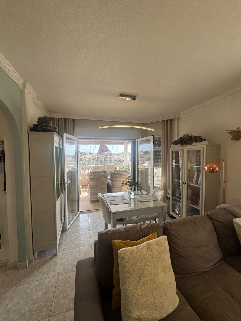 Objavte tento impozantný duplex v tichej oblasti La Marina, San Fulgencio. Cena atraktívnych 288 000 € a ponúka 92 m² ob