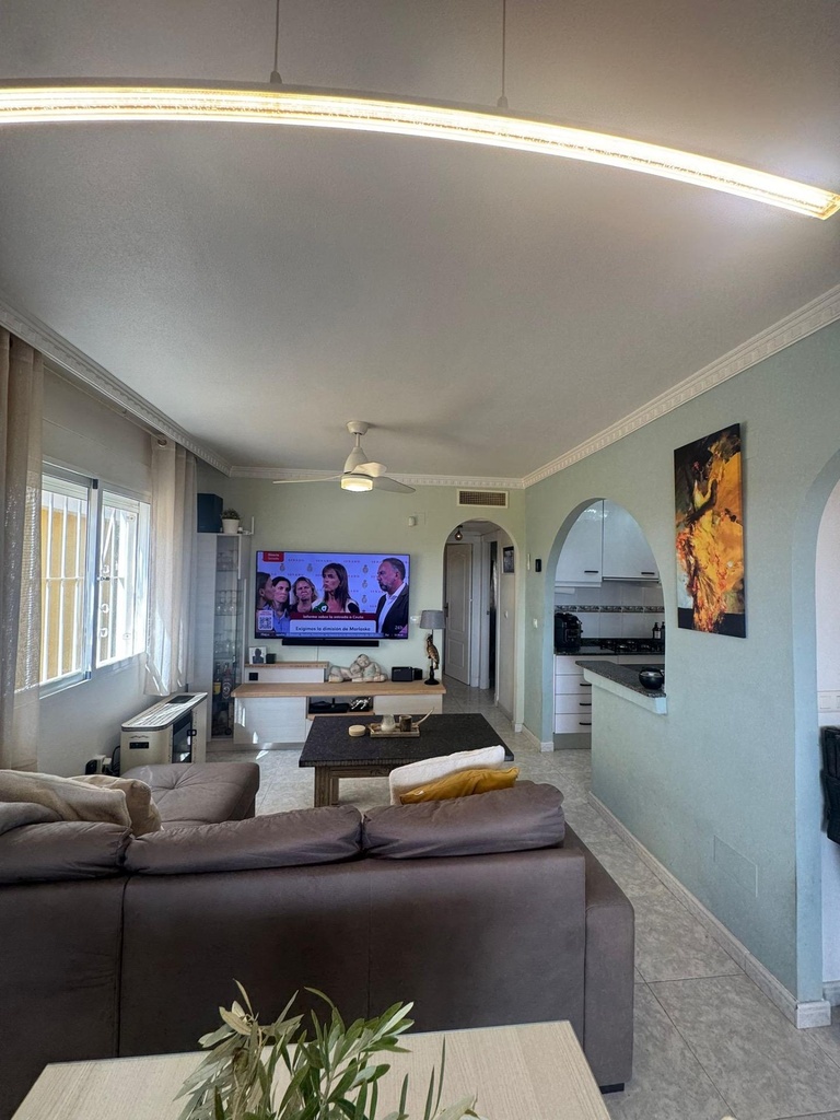 Objavte tento impozantný duplex v tichej oblasti La Marina, San Fulgencio. Cena atraktívnych 288 000 € a ponúka 92 m² ob