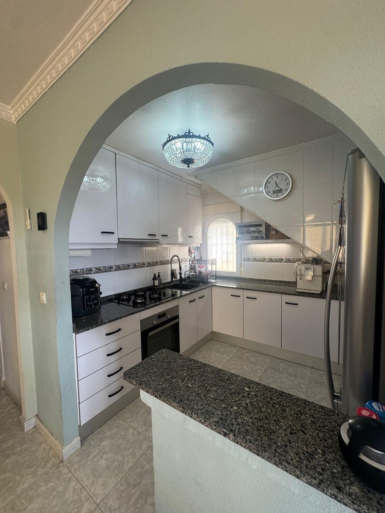 Objavte tento impozantný duplex v tichej oblasti La Marina, San Fulgencio. Cena atraktívnych 288 000 € a ponúka 92 m² ob