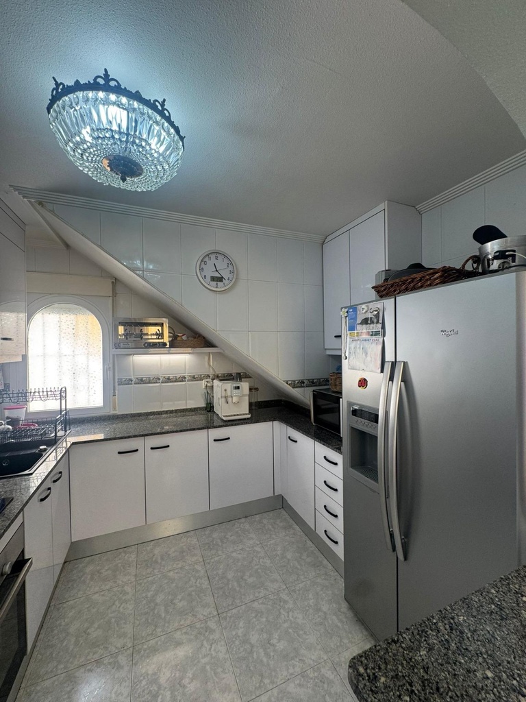 Objavte tento impozantný duplex v tichej oblasti La Marina, San Fulgencio. Cena atraktívnych 288 000 € a ponúka 92 m² ob