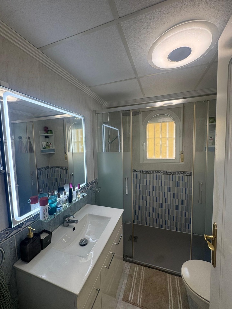 Objavte tento impozantný duplex v tichej oblasti La Marina, San Fulgencio. Cena atraktívnych 288 000 € a ponúka 92 m² ob