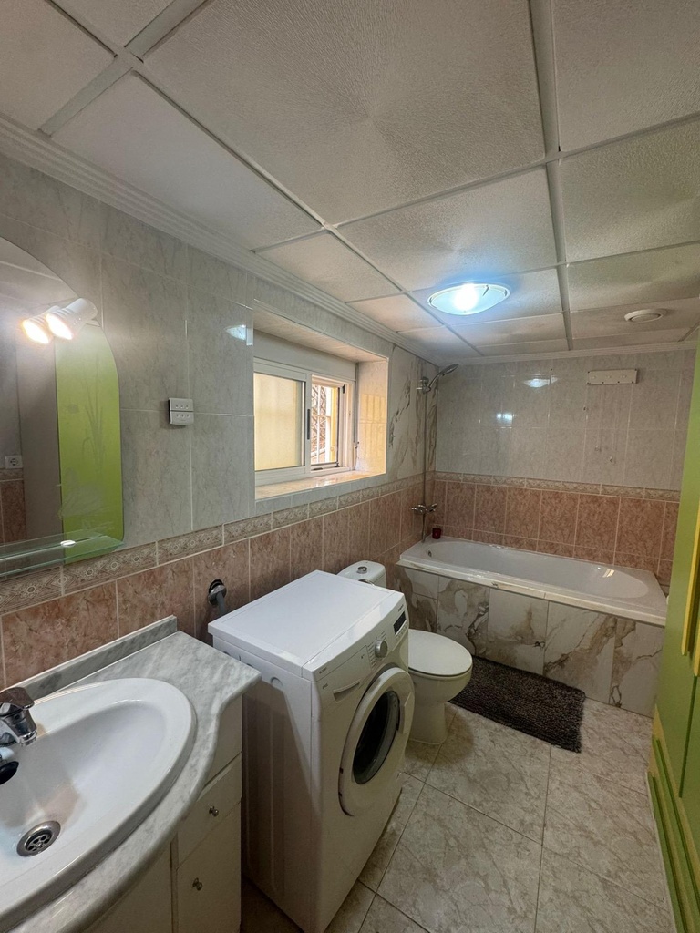 Objavte tento impozantný duplex v tichej oblasti La Marina, San Fulgencio. Cena atraktívnych 288 000 € a ponúka 92 m² ob