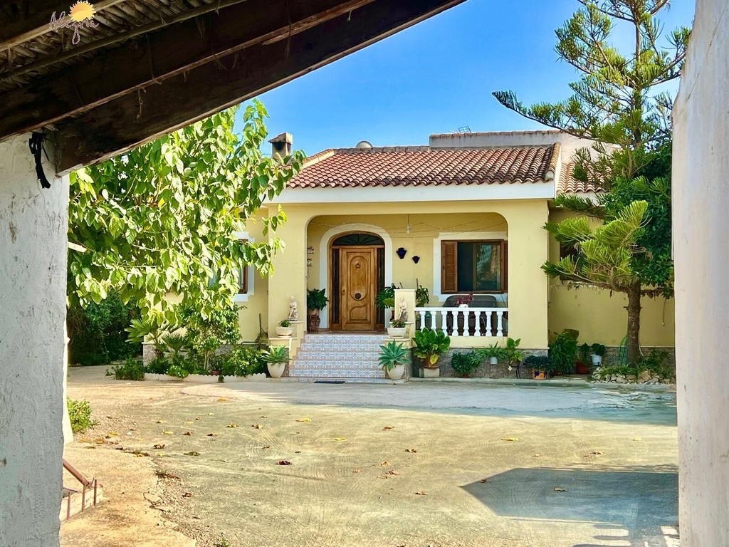 Mediterránska vila pre tých, ktorí hľadajú niečo, čo sa už dnes ťažko nachádza. V Daya Vieja, obklopení rozsiahlymi lánm