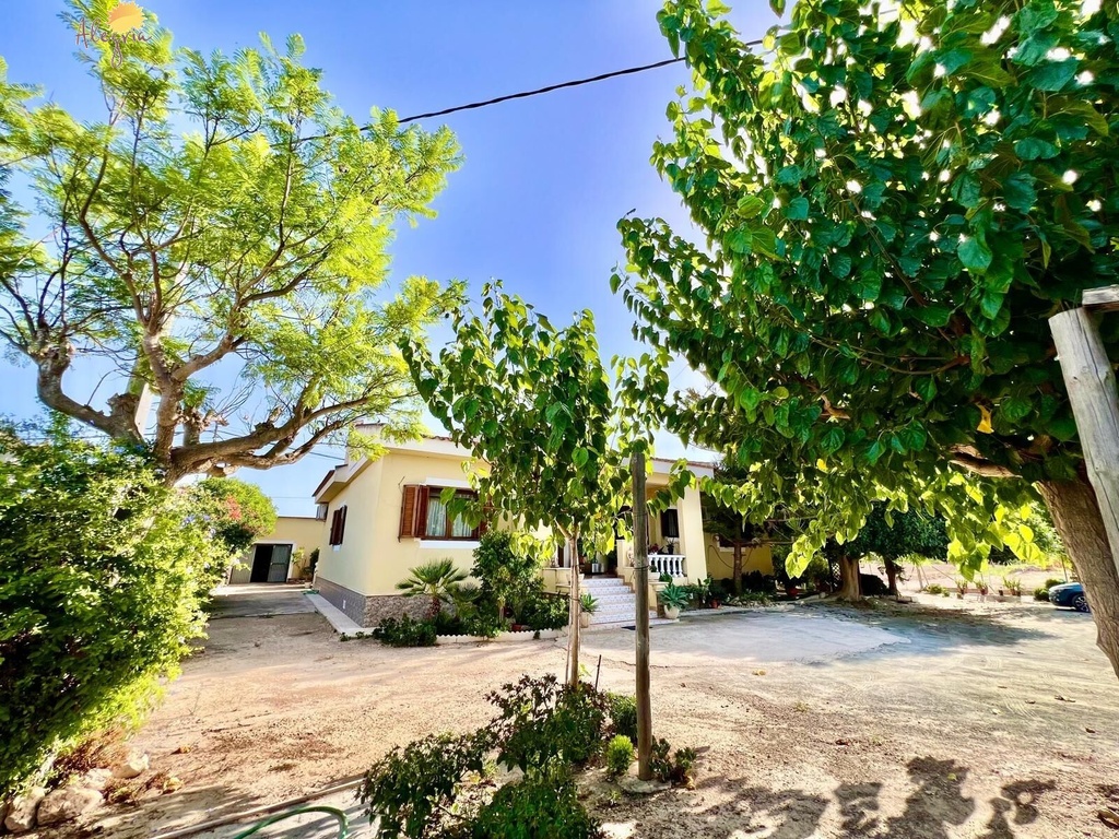 Mediterránska vila pre tých, ktorí hľadajú niečo, čo sa už dnes ťažko nachádza. V Daya Vieja, obklopení rozsiahlymi lánm