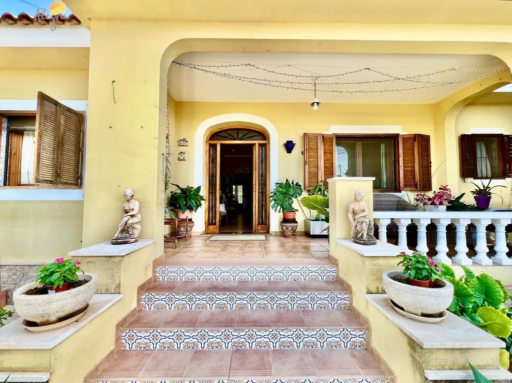 Mediterránska vila pre tých, ktorí hľadajú niečo, čo sa už dnes ťažko nachádza. V Daya Vieja, obklopení rozsiahlymi lánm