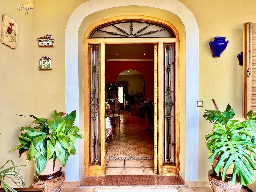Mediterránska vila pre tých, ktorí hľadajú niečo, čo sa už dnes ťažko nachádza. V Daya Vieja, obklopení rozsiahlymi lánm
