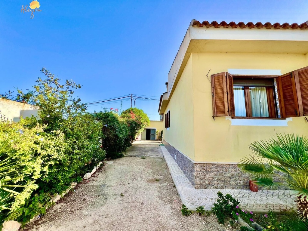 Mediterránska vila pre tých, ktorí hľadajú niečo, čo sa už dnes ťažko nachádza. V Daya Vieja, obklopení rozsiahlymi lánm