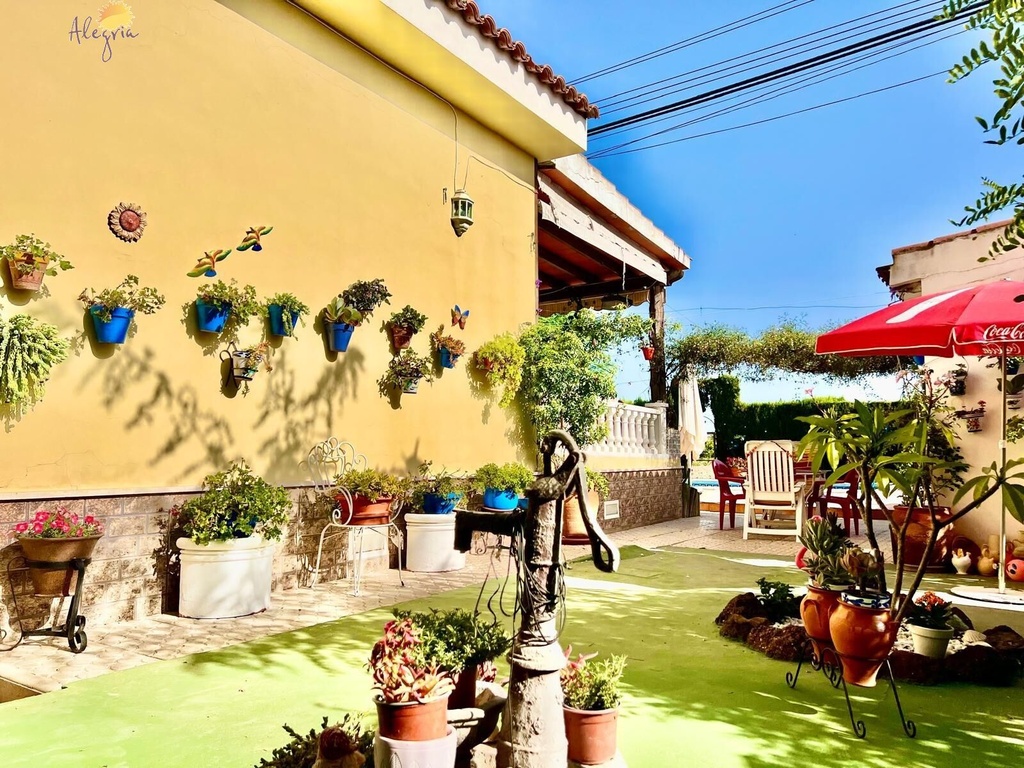 Mediterránska vila pre tých, ktorí hľadajú niečo, čo sa už dnes ťažko nachádza. V Daya Vieja, obklopení rozsiahlymi lánm