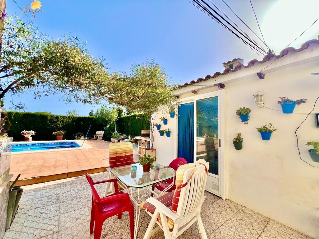 Mediterránska vila pre tých, ktorí hľadajú niečo, čo sa už dnes ťažko nachádza. V Daya Vieja, obklopení rozsiahlymi lánm