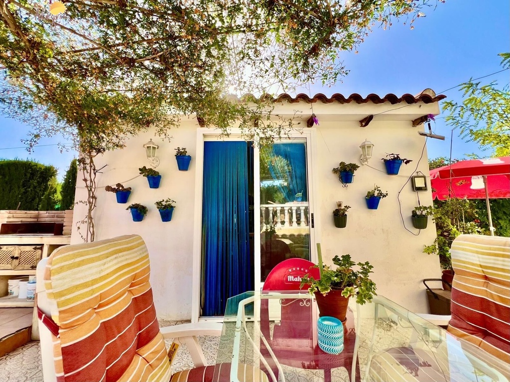 Mediterránska vila pre tých, ktorí hľadajú niečo, čo sa už dnes ťažko nachádza. V Daya Vieja, obklopení rozsiahlymi lánm