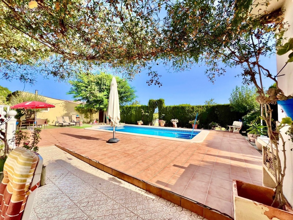 Mediterránska vila pre tých, ktorí hľadajú niečo, čo sa už dnes ťažko nachádza. V Daya Vieja, obklopení rozsiahlymi lánm
