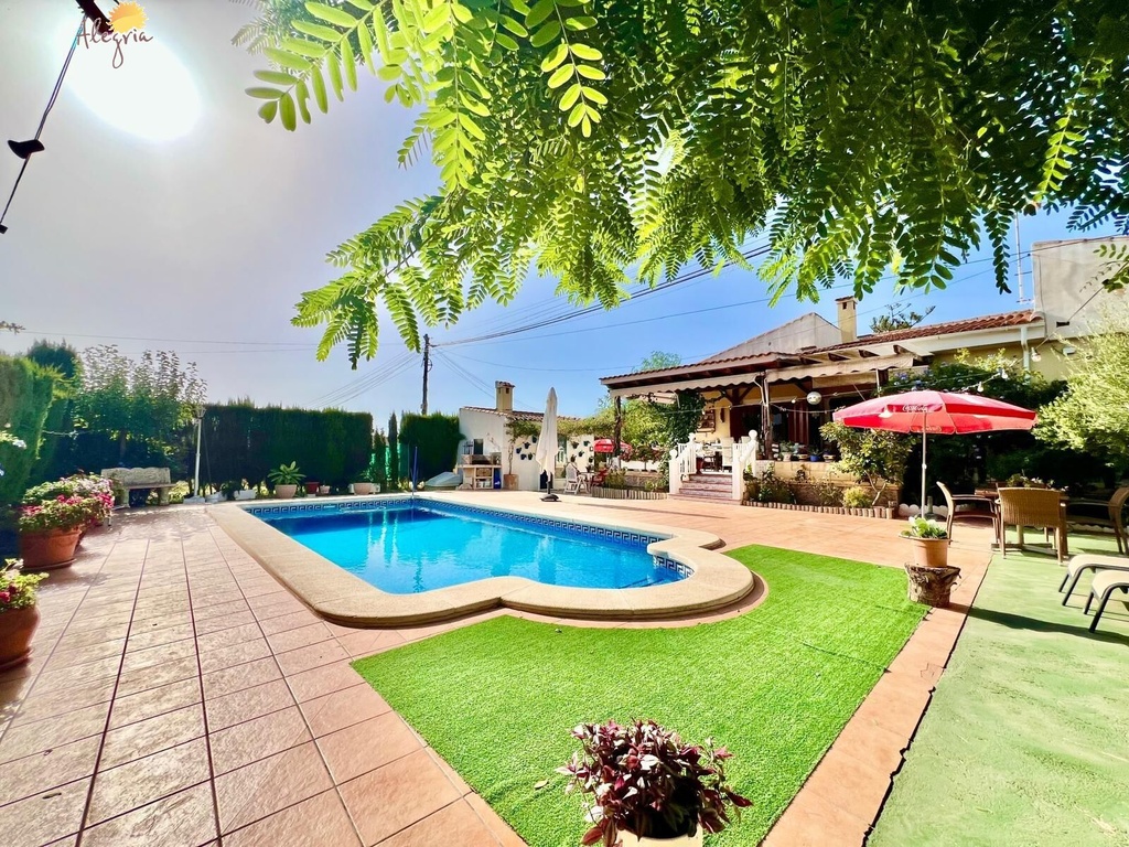 Mediterránska vila pre tých, ktorí hľadajú niečo, čo sa už dnes ťažko nachádza. V Daya Vieja, obklopení rozsiahlymi lánm