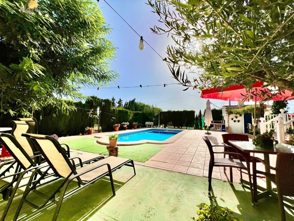 Mediterránska vila pre tých, ktorí hľadajú niečo, čo sa už dnes ťažko nachádza. V Daya Vieja, obklopení rozsiahlymi lánm