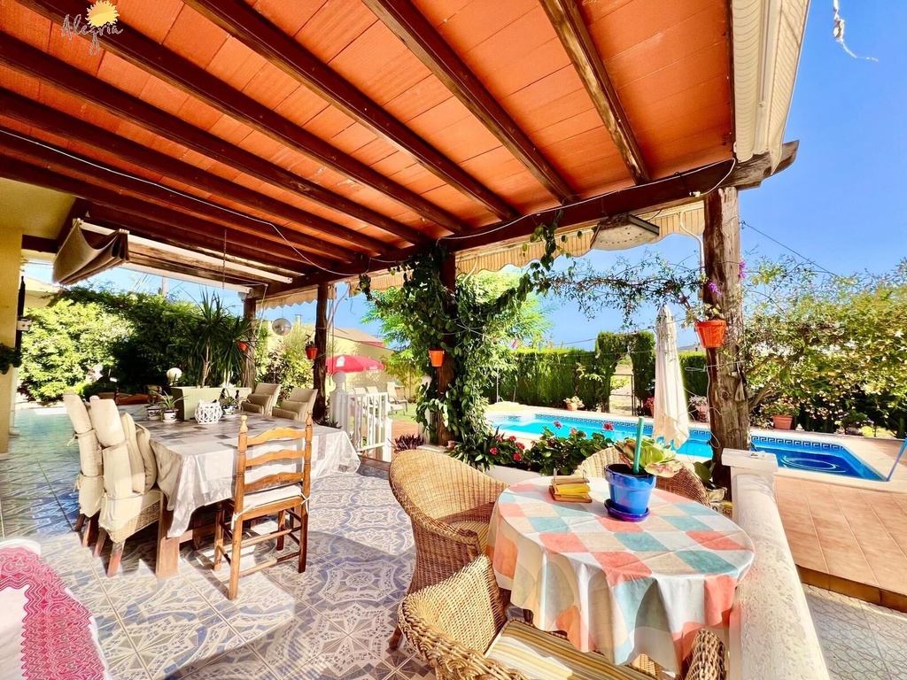 Mediterránska vila pre tých, ktorí hľadajú niečo, čo sa už dnes ťažko nachádza. V Daya Vieja, obklopení rozsiahlymi lánm