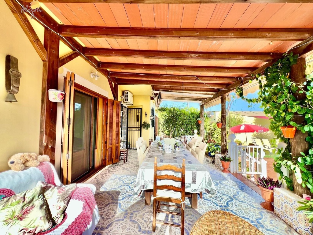 Mediterránska vila pre tých, ktorí hľadajú niečo, čo sa už dnes ťažko nachádza. V Daya Vieja, obklopení rozsiahlymi lánm