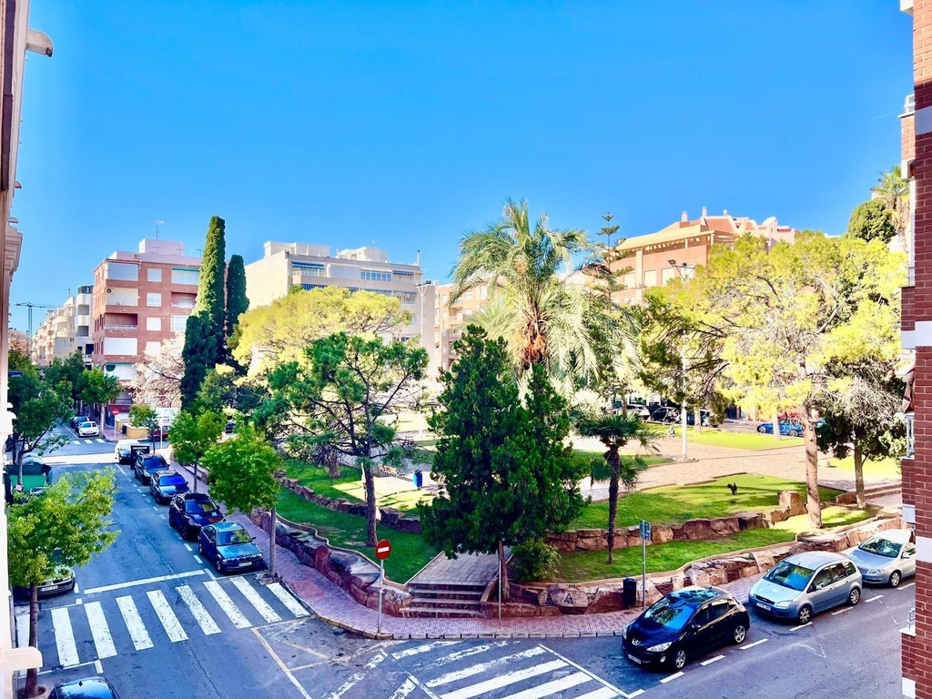 Predstavujeme vám zrekonštruovaný byt situovaný v oblasti Playa del Cura v Torrevieje, len 240 metrov od mora. Byt má po