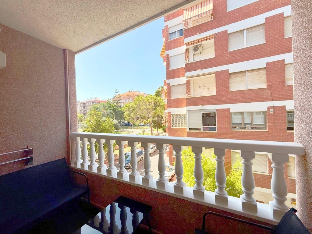 Predstavujeme vám zrekonštruovaný byt situovaný v oblasti Playa del Cura v Torrevieje, len 240 metrov od mora. Byt má po