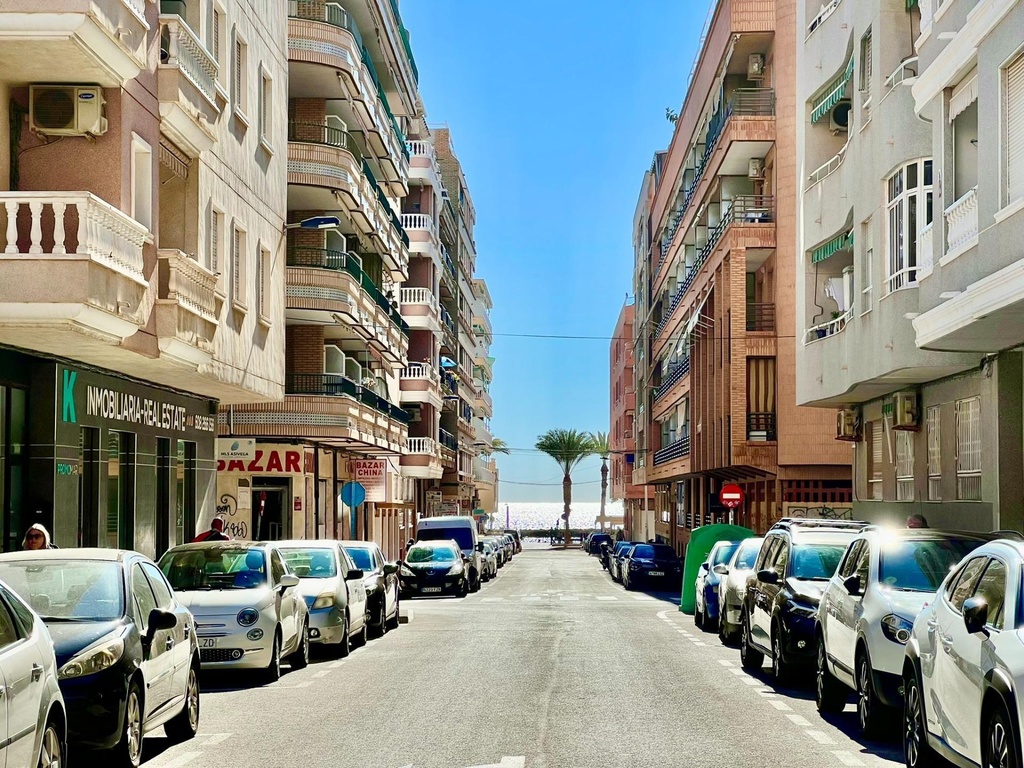 Predstavujeme vám zrekonštruovaný byt situovaný v oblasti Playa del Cura v Torrevieje, len 240 metrov od mora. Byt má po