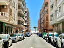 Predstavujeme vám zrekonštruovaný byt situovaný v oblasti Playa del Cura v Torrevieje, len 240 metrov od mora. Byt má po