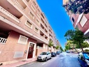 Predstavujeme vám zrekonštruovaný byt situovaný v oblasti Playa del Cura v Torrevieje, len 240 metrov od mora. Byt má po