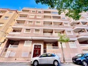 Predstavujeme vám zrekonštruovaný byt situovaný v oblasti Playa del Cura v Torrevieje, len 240 metrov od mora. Byt má po