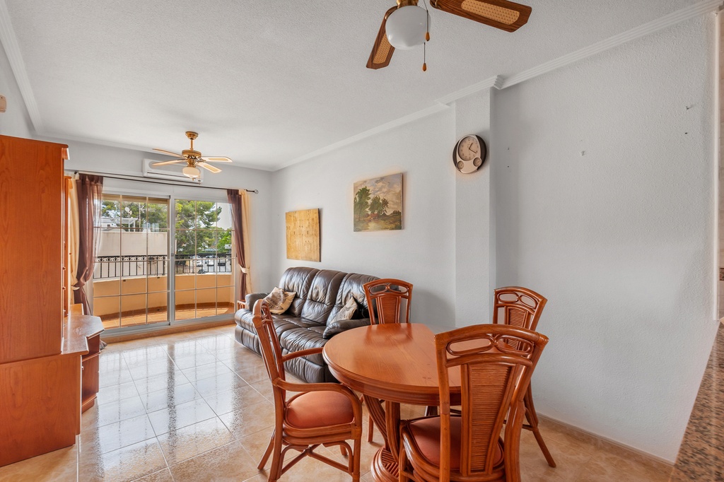 Nachádza sa v žiadanej časti Residencial Ibiza a tento zariadený byt s rozlohou 55 m² ponúka veľmi účelné dispozičné rie