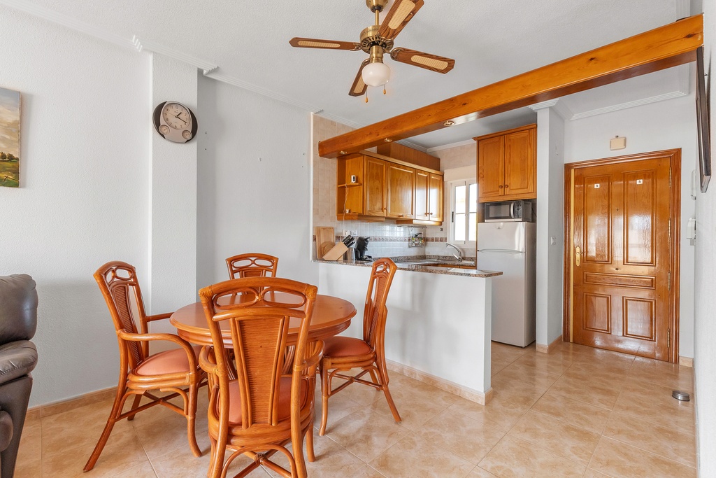 Nachádza sa v žiadanej časti Residencial Ibiza a tento zariadený byt s rozlohou 55 m² ponúka veľmi účelné dispozičné rie