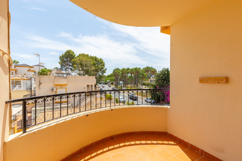 Nachádza sa v žiadanej časti Residencial Ibiza a tento zariadený byt s rozlohou 55 m² ponúka veľmi účelné dispozičné rie
