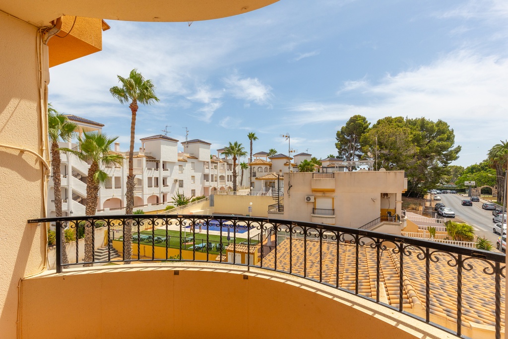 Nachádza sa v žiadanej časti Residencial Ibiza a tento zariadený byt s rozlohou 55 m² ponúka veľmi účelné dispozičné rie