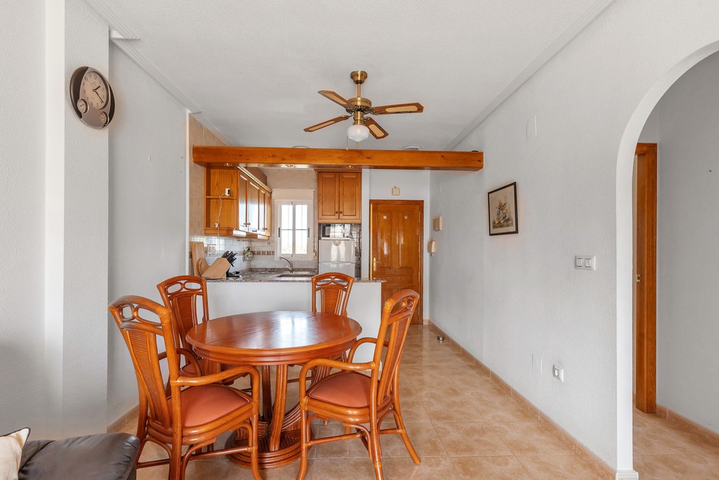 Nachádza sa v žiadanej časti Residencial Ibiza a tento zariadený byt s rozlohou 55 m² ponúka veľmi účelné dispozičné rie