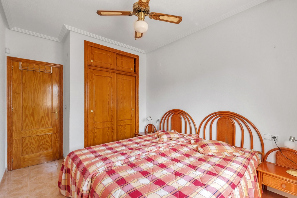 Nachádza sa v žiadanej časti Residencial Ibiza a tento zariadený byt s rozlohou 55 m² ponúka veľmi účelné dispozičné rie