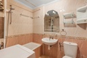 Nachádza sa v žiadanej časti Residencial Ibiza a tento zariadený byt s rozlohou 55 m² ponúka veľmi účelné dispozičné rie