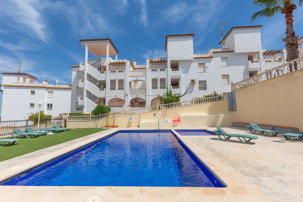 Nachádza sa v žiadanej časti Residencial Ibiza a tento zariadený byt s rozlohou 55 m² ponúka veľmi účelné dispozičné rie