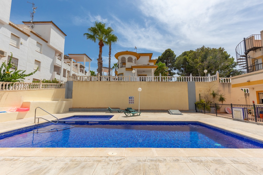 Nachádza sa v žiadanej časti Residencial Ibiza a tento zariadený byt s rozlohou 55 m² ponúka veľmi účelné dispozičné rie