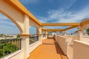 Nachádza sa v žiadanej časti Residencial Ibiza a tento zariadený byt s rozlohou 55 m² ponúka veľmi účelné dispozičné rie