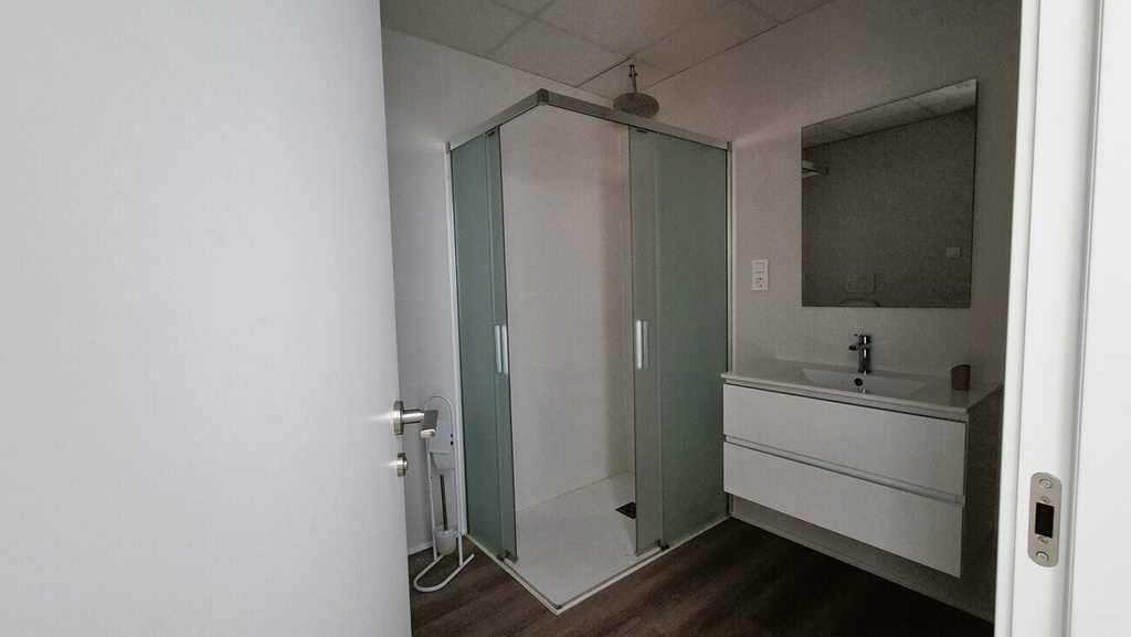 Predstavujeme vám túto výnimočnú, veľkú luxusnú bytovú jednotku s panoramatickým výhľadom na more, 3 spálne, 2 kúpeľne,