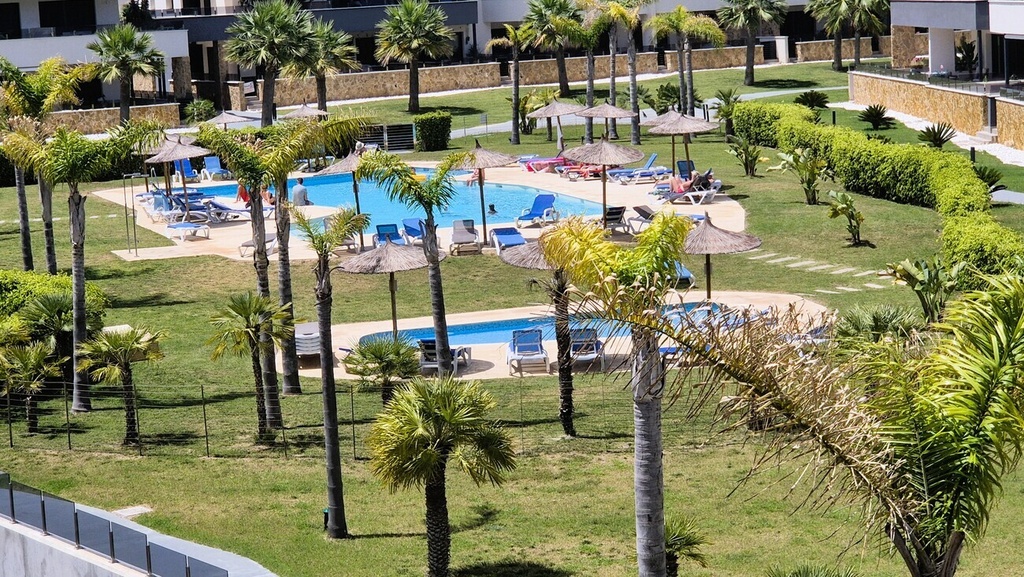 Predstavujeme vám túto výnimočnú, veľkú luxusnú bytovú jednotku s panoramatickým výhľadom na more, 3 spálne, 2 kúpeľne,