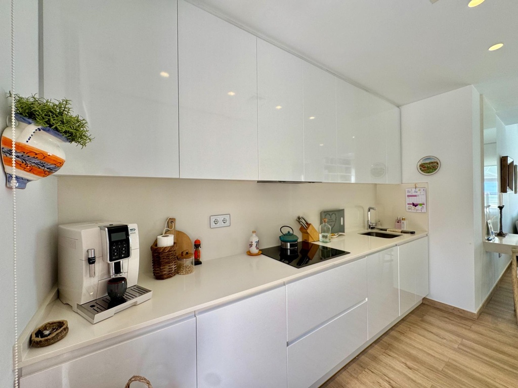štýlová vila s čiastočným výhľadom na more. táto nádherná vila sa nachádza na pozemku 350 m² a ponúka približne 250 m² z