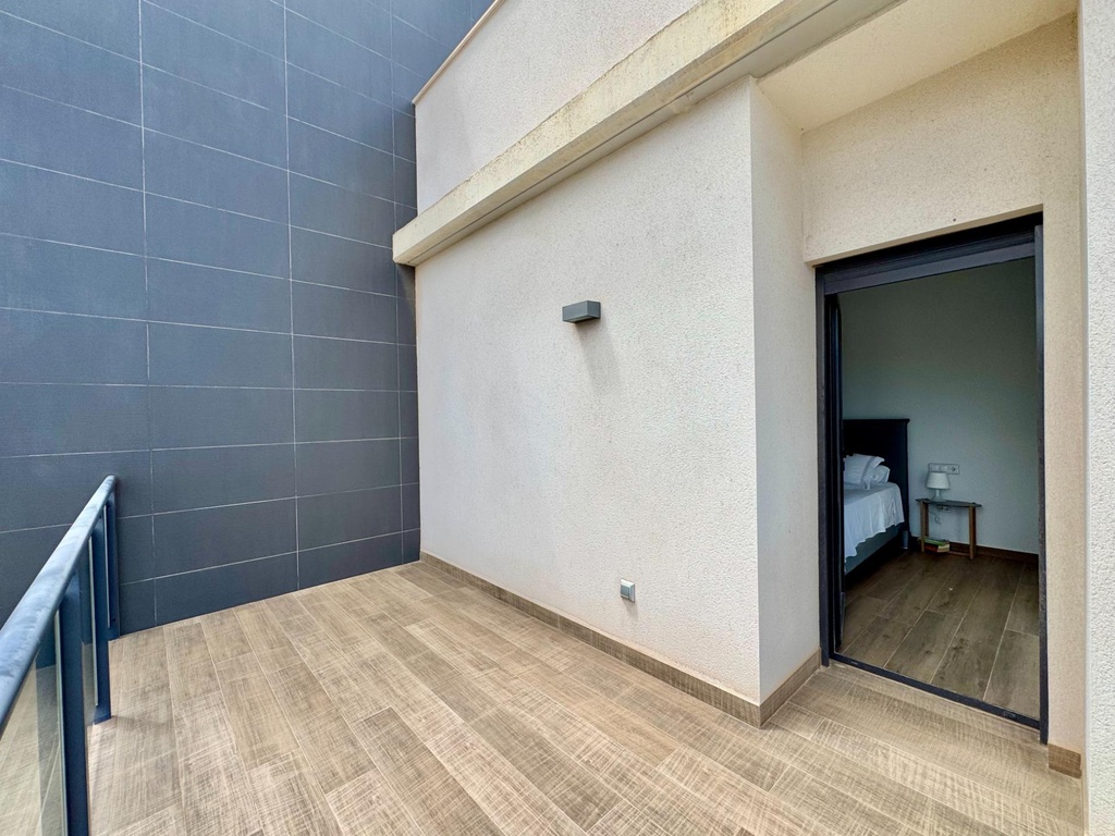 štýlová vila s čiastočným výhľadom na more. táto nádherná vila sa nachádza na pozemku 350 m² a ponúka približne 250 m² z