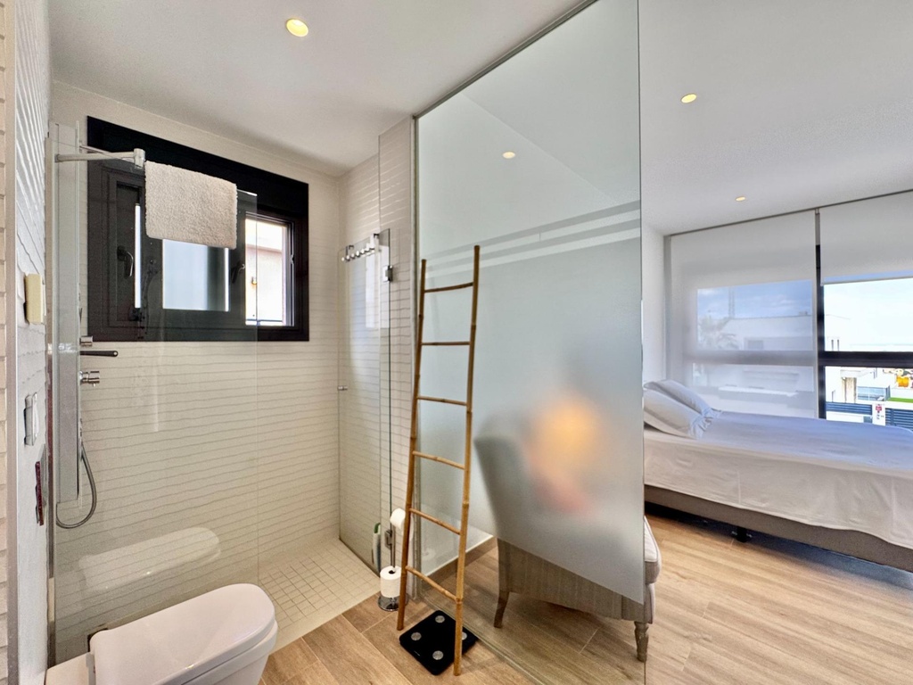 štýlová vila s čiastočným výhľadom na more. táto nádherná vila sa nachádza na pozemku 350 m² a ponúka približne 250 m² z