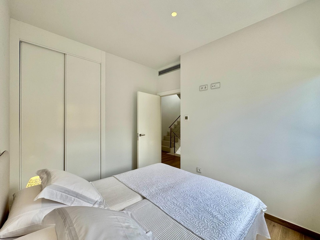 štýlová vila s čiastočným výhľadom na more. táto nádherná vila sa nachádza na pozemku 350 m² a ponúka približne 250 m² z