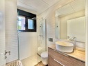 štýlová vila s čiastočným výhľadom na more. táto nádherná vila sa nachádza na pozemku 350 m² a ponúka približne 250 m² z