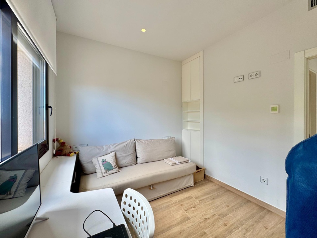 štýlová vila s čiastočným výhľadom na more. táto nádherná vila sa nachádza na pozemku 350 m² a ponúka približne 250 m² z