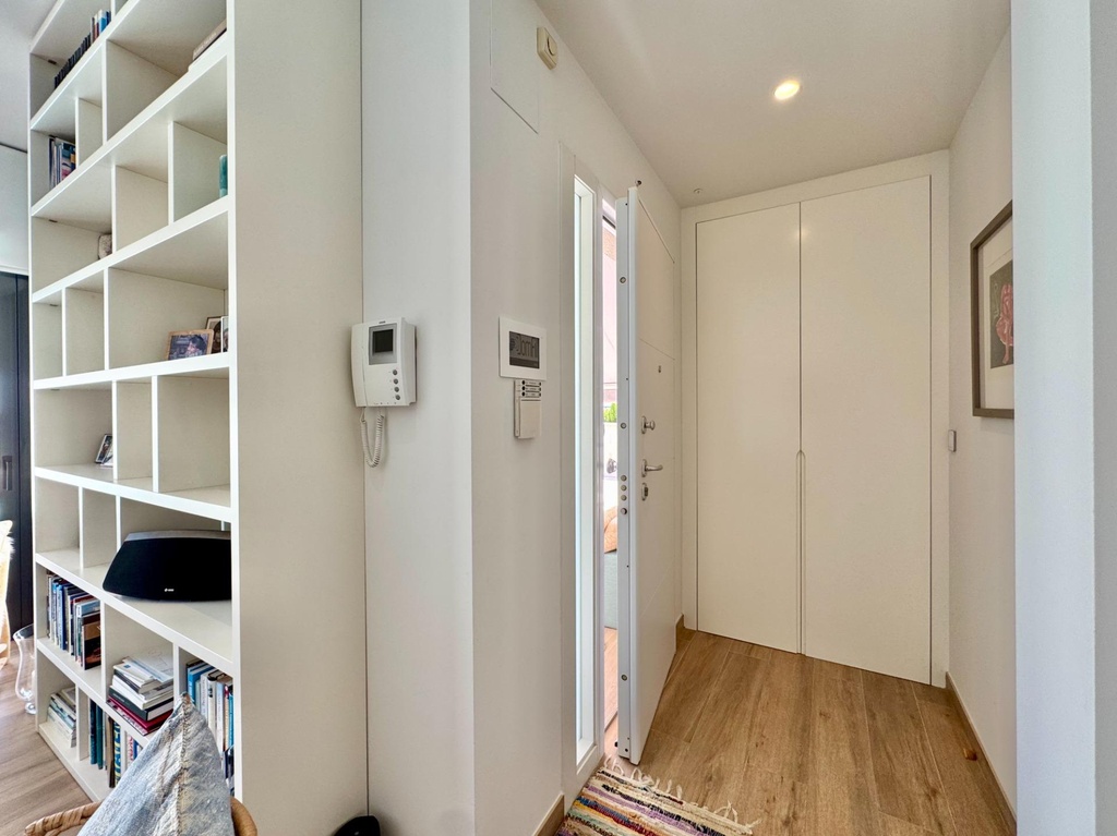 štýlová vila s čiastočným výhľadom na more. táto nádherná vila sa nachádza na pozemku 350 m² a ponúka približne 250 m² z